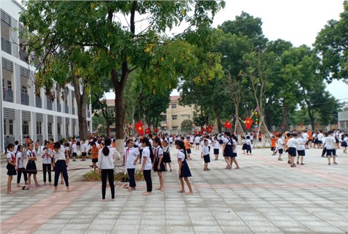 Các trò chơi dân gian của học sinh trường tiểu học Kiêu Kỵ trong giờ ra chơi.